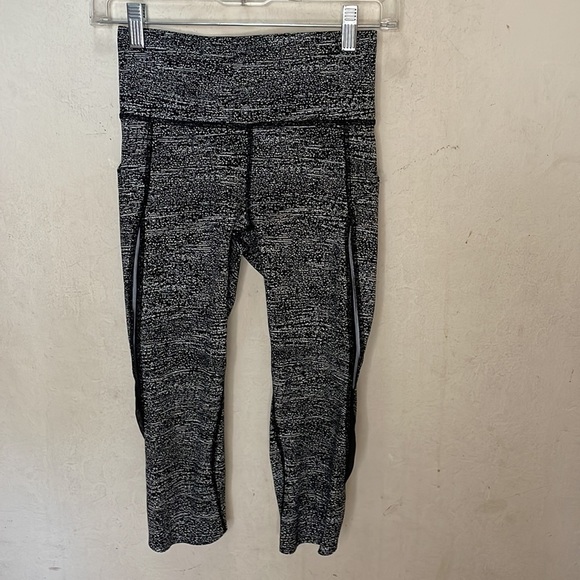 lululemon athletica Pants - Lululemon Pace Perfect Crop (17") Air Time White Black/Black Size 4